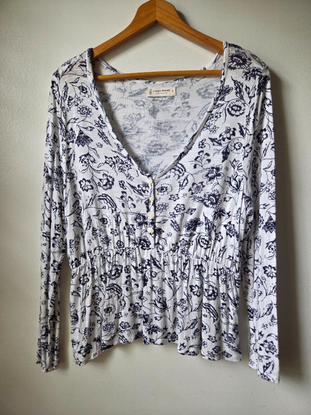 EUC LUCKY BRAND SCOOP NECK BUTTONED FLORAL LONG SLEEVE SOFT TOP SZ M